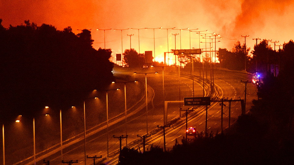 «Τυλίχθηκε» στις φλόγες η μισή Ελλάδα - Φωτογραφία 1