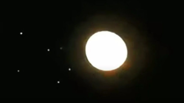 Εξωγήινο μήνυμα στην ανθρωπότητα; - Σμήνος φωτεινές σφαίρες πετούν γύρω από τη Σελήνη - Φωτογραφία 1