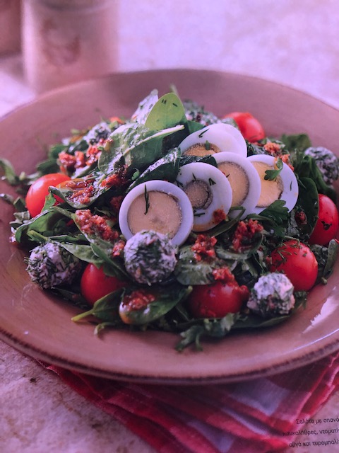 Υγιεινές συνταγές από τον σεφ Παναγιώτη Μουτσόπουλο: Σαλάτα με σπανάκι, καυκαλήθρες, ντοματίνια, αυγά και αρωματικά τυρομπαλάκια - Φωτογραφία 1