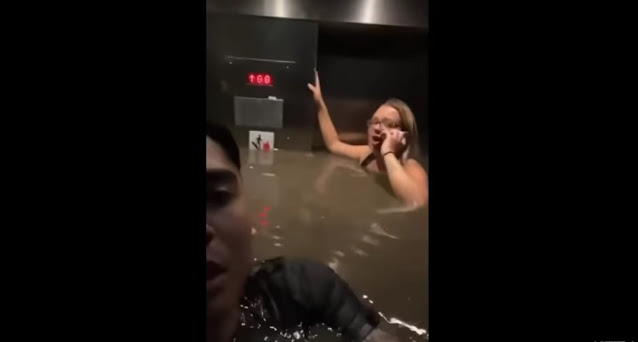 Ταινία τρόμου αλλά στην πραγματικότητα - Κλείστηκαν σε ασανσέρ και αυτό άρχισε να πλημυρίζει (Video) - Φωτογραφία 1