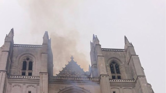 Γαλλία: Έσβησε η φωτιά στον ιστορικό καθεδρικό ναό της Νάντης - Φωτογραφία 1