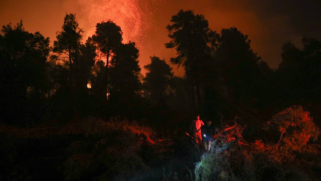 Φωτιά Αρκαδία: Δύσκολη νύχτα στη Γορτυνία - Μάχη με τις αναζωπυρώσεις - Φωτογραφία 1
