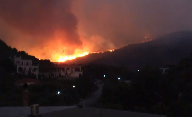 Φωτιά Μάνη: Δύο μέτωπα καίνε στα ανατολικά - Πυροσβεστικές δυνάμεις στη Δεσφίνα και τη μονή Τσίγκου - Φωτογραφία 1