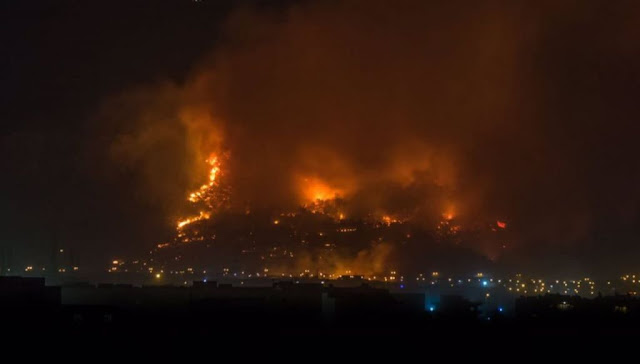 Φωτιά Ασπρόπυργος: Μεγάλη πυρκαγιά κοντά σε βιοτεχνίες - Εκλεισε η Αττική Οδός - Φωτογραφία 1