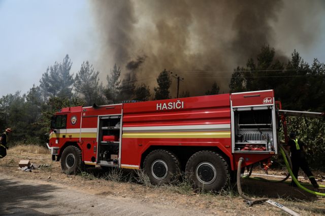 Μεγάλη φωτιά στη Μάνδρα – Επιχειρούν πέντε αεροσκάφη και δύο ελικόπτερα - Φωτογραφία 1