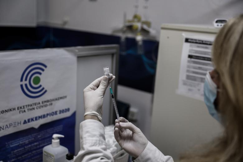 Υποχρεωτικός εμβολιασμός: Ξεκινούν έλεγχοι από την ΕΕΔ - Βαριά πρόστιμα - Φωτογραφία 1