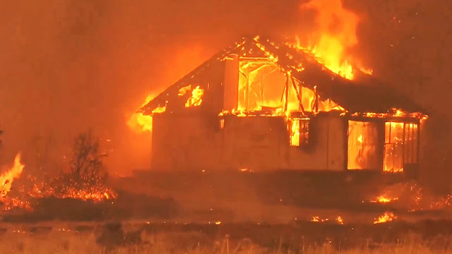 Φωτιά στα Βίλια: Ανεξέλεγκτες οι φλόγες - Αλλάζουν συνεχώς φορά οι άνεμοι - Καίγονται σπίτια εκτός οικισμού - Φωτογραφία 1