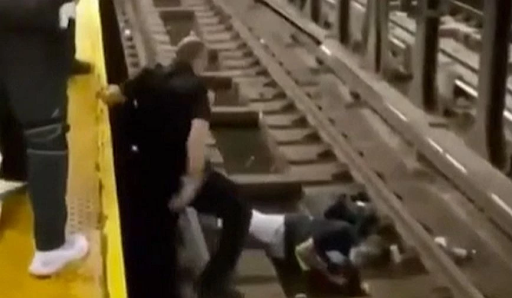 Δραματικές στιγμές σε σταθμό του μετρό στη Νέα Υόρκη: Άντρας λιποθύμησε και έπεσε στις ράγες. - Φωτογραφία 1