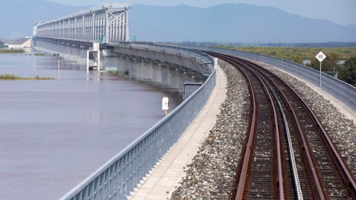 Ολοκληρώθηκε η πρώτη σιδηροδρομική γέφυρα μεταξύ Κίνας και Ρωσίας. - Φωτογραφία 1