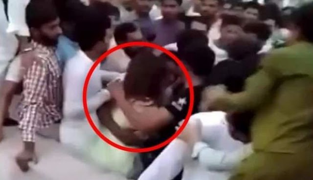 Οργή στο Πακιστάν: 300-400 άνδρες επιτέθηκαν σεξουαλικά σε κοπέλα που τραβούσε βίντεο στο Tik Tok - Φωτογραφία 1
