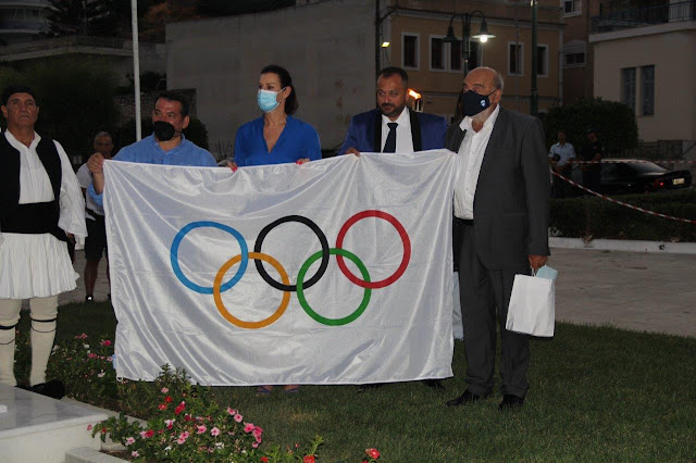 Σε μια πανηγυρική ατμόσφαιρα στην πλατεία του Αστακού, πραγματοποιήθηκε η τελετή των αποκαλυπτήριων του Αστακιωτη Ολυμπιονίκη Παντελή Καρασεβδα - Φωτογραφία 3