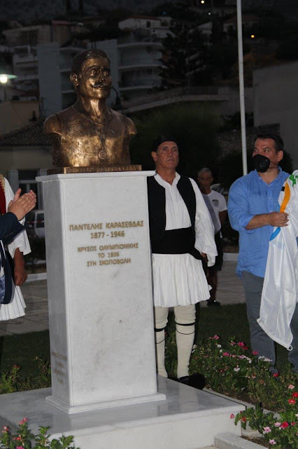 Σε μια πανηγυρική ατμόσφαιρα στην πλατεία του Αστακού, πραγματοποιήθηκε η τελετή των αποκαλυπτήριων του Αστακιωτη Ολυμπιονίκη Παντελή Καρασεβδα - Φωτογραφία 4