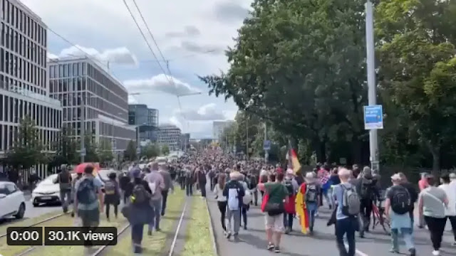 Κοροναϊός - Γερμανία: Μεγάλη διαδήλωση κατά των μέτρων για την πανδημία - Συγκρούσεις με την αστυνομία - Φωτογραφία 1