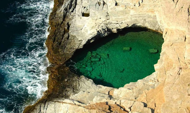 Το δάκρυ της Αφροδίτης: Η φυσική πισίνα που τη χωρίζουν μερικά εκατοστά από την θάλασσα - Φωτογραφία 1