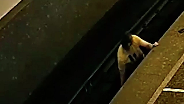 Ήρωας χωρίς κάπα στη Μόσχα: Ρίσκαρε τη ζωή του για να σώσει άνδρα που έπεσε στις ράγες του μετρό. - Φωτογραφία 1