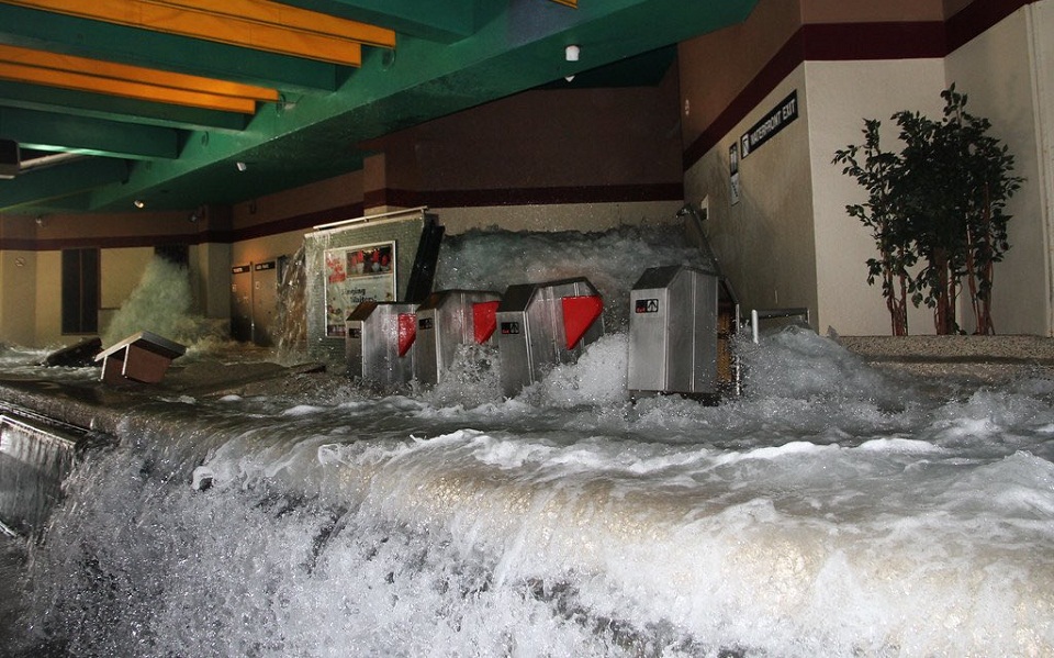 Νέα Υόρκη: Η πλημμύρα προκαλεί καταρράκτες στο μετρό της πόλης (βίντεο). - Φωτογραφία 2