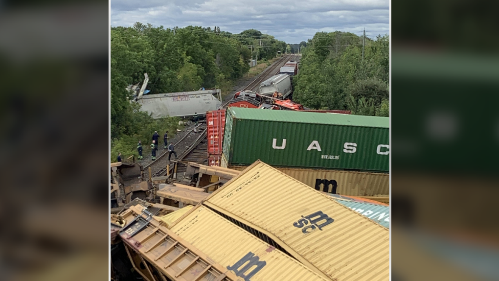 Δύο εμπορικά τρένα συγκρούονται, εκτροχιάζοντας πολλά βαγόνια στο Πρέσκοτ στο Οντάριο. - Φωτογραφία 1