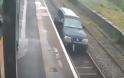 Βρετανία: Στη φυλακή 33χρονος οδηγός που... ταξίδεψε για σχεδόν ένα χιλιόμετρο πάνω σε γραμμές του τρένου - Δείτε βίντεο,