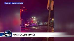 ΗΠΑ: Τρένο χτυπάει αμάξι κολλημένο σε ράγες στο Φορτ Λόντερντεϊλ. Βίντεο. - Φωτογραφία 1