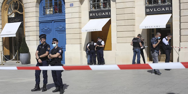 Γαλλία: Ένοπλη ληστεία σε κοσμηματοπωλείο της Bvlgari με λεία 10 εκατ. -Συνελήφθησαν δύο από τους δράστες - Φωτογραφία 1