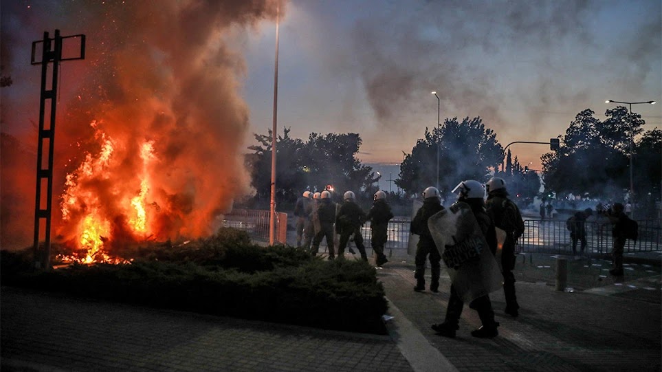 Ολοκληρώθηκαν οι πορείες στη Θεσσαλονίκη: Περιορισμένα επεισόδια με μολότοφ, συλλήψεις - Φωτογραφία 1