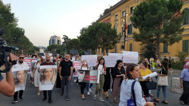 Αλβανία: Νέα γυναικοκτονία συγκλονίζει τη χώρα - Σκότωσε την πρώην σύζυγό του μπροστά στην οικογένειά της - Φωτογραφία 1