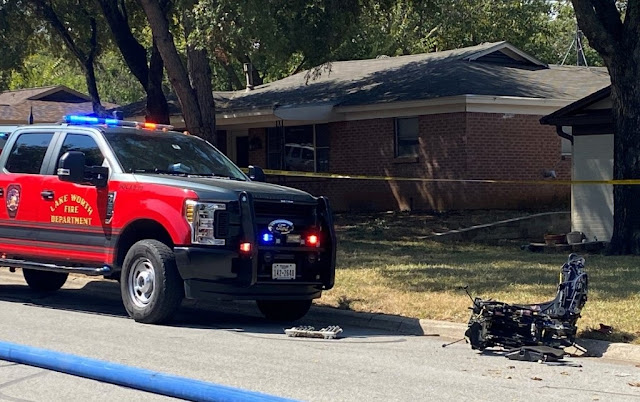 Τέξας – Στρατιωτικό εκπαιδευτικό αεροσκάφος έπεσε σε σπίτια – Τρεις τραυματίες - Φωτογραφία 1