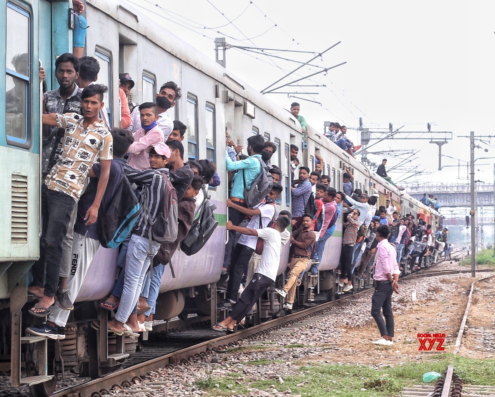 Γκαζιαμπάντ- Ινδία: Οι άνθρωποι προσκολλώνται σε ένα γεμάτο τρένο καθώς φεύγουν από το σταθμό Noli. Εικόνες. - Φωτογραφία 1