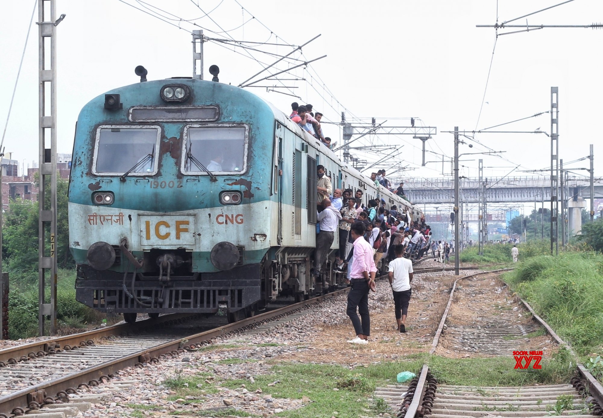 Γκαζιαμπάντ- Ινδία: Οι άνθρωποι προσκολλώνται σε ένα γεμάτο τρένο καθώς φεύγουν από το σταθμό Noli. Εικόνες. - Φωτογραφία 3
