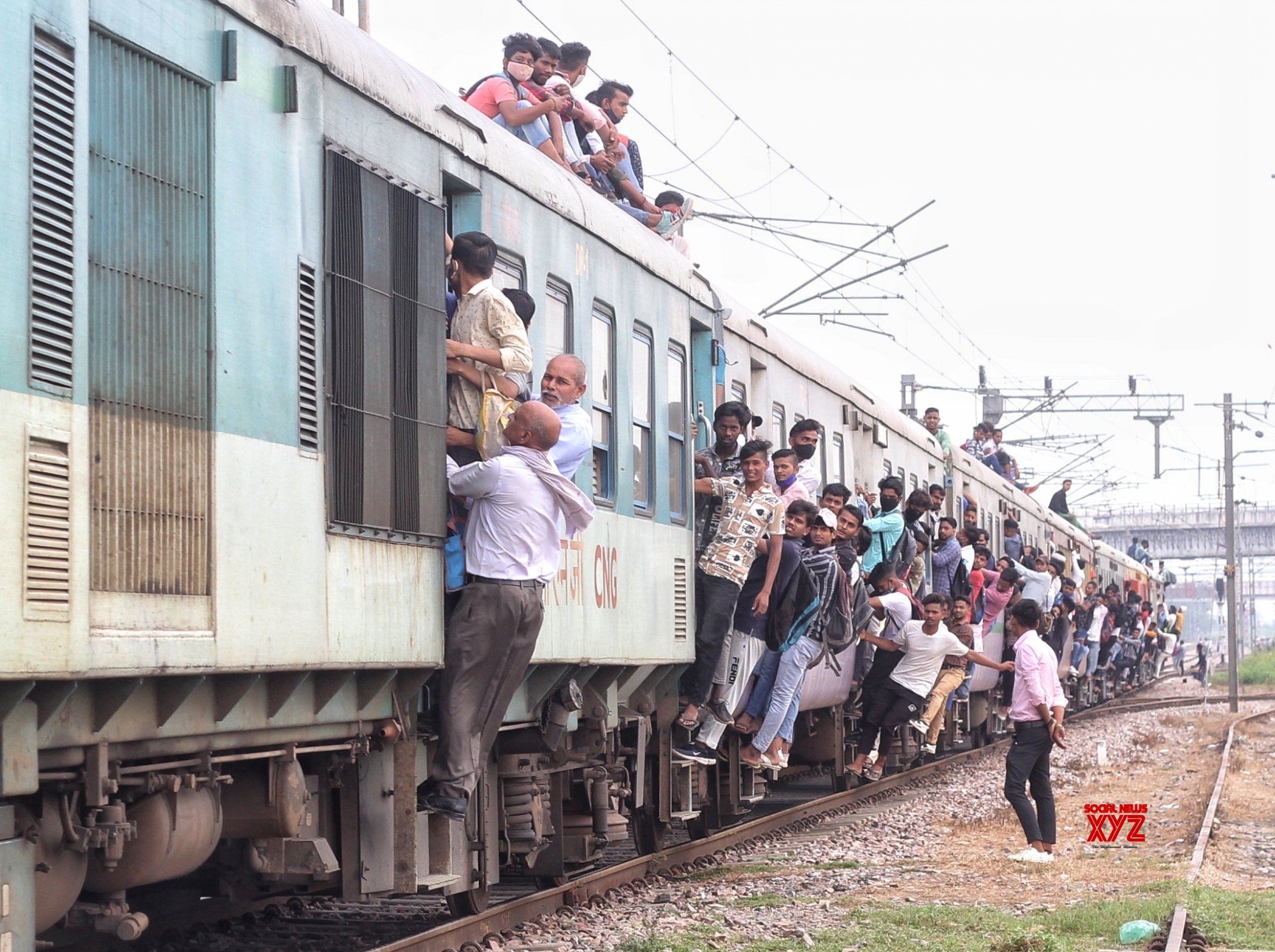 Γκαζιαμπάντ- Ινδία: Οι άνθρωποι προσκολλώνται σε ένα γεμάτο τρένο καθώς φεύγουν από το σταθμό Noli. Εικόνες. - Φωτογραφία 4