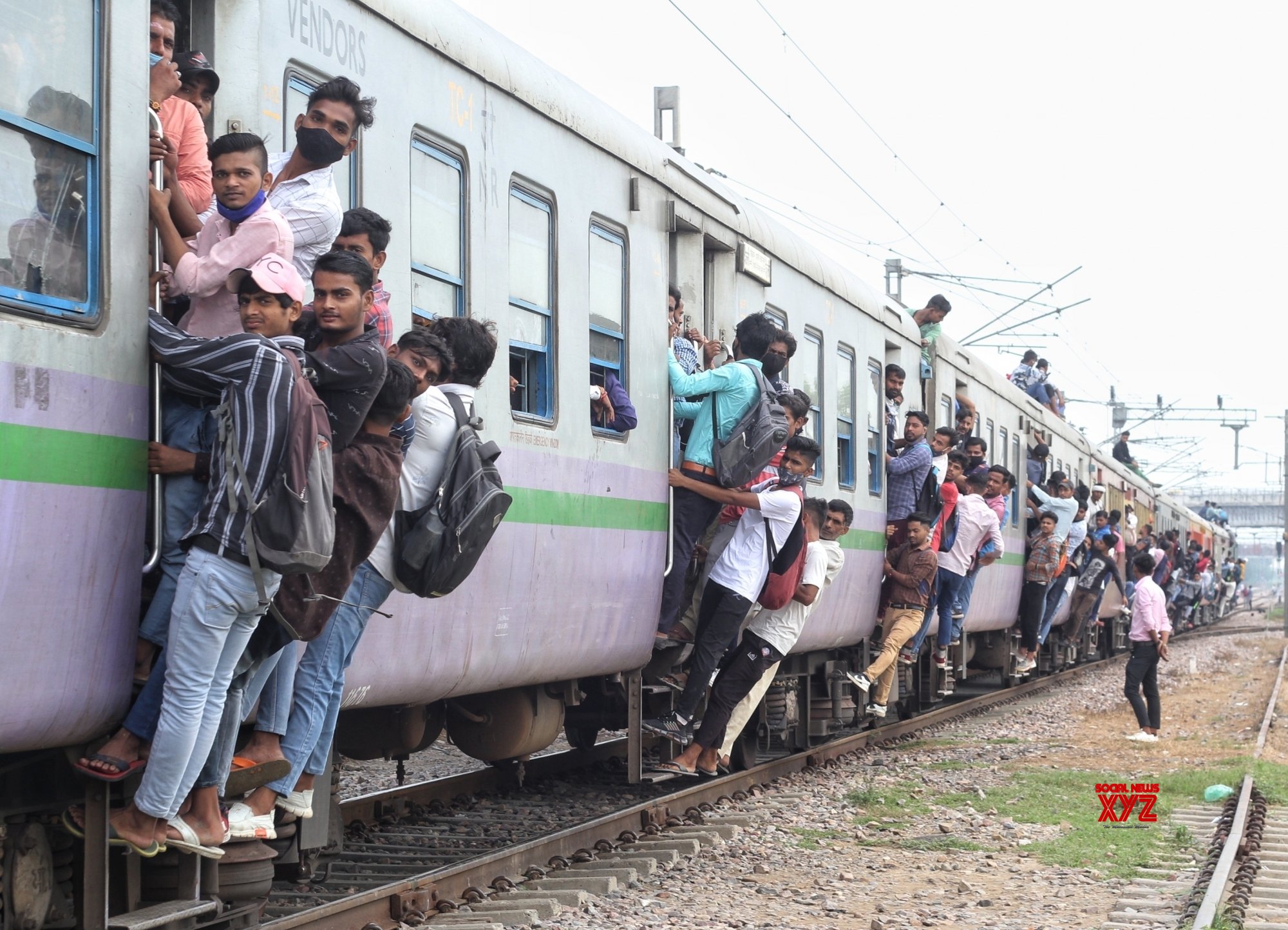 Γκαζιαμπάντ- Ινδία: Οι άνθρωποι προσκολλώνται σε ένα γεμάτο τρένο καθώς φεύγουν από το σταθμό Noli. Εικόνες. - Φωτογραφία 5