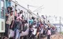 Γκαζιαμπάντ- Ινδία: Οι άνθρωποι προσκολλώνται σε ένα γεμάτο τρένο καθώς φεύγουν από το σταθμό Noli. Εικόνες.
