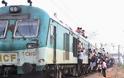 Γκαζιαμπάντ- Ινδία: Οι άνθρωποι προσκολλώνται σε ένα γεμάτο τρένο καθώς φεύγουν από το σταθμό Noli. Εικόνες. - Φωτογραφία 2