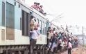 Γκαζιαμπάντ- Ινδία: Οι άνθρωποι προσκολλώνται σε ένα γεμάτο τρένο καθώς φεύγουν από το σταθμό Noli. Εικόνες. - Φωτογραφία 4