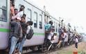 Γκαζιαμπάντ- Ινδία: Οι άνθρωποι προσκολλώνται σε ένα γεμάτο τρένο καθώς φεύγουν από το σταθμό Noli. Εικόνες. - Φωτογραφία 5
