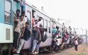 Γκαζιαμπάντ- Ινδία: Οι άνθρωποι προσκολλώνται σε ένα γεμάτο τρένο καθώς φεύγουν από το σταθμό Noli. Εικόνες. - Φωτογραφία 6