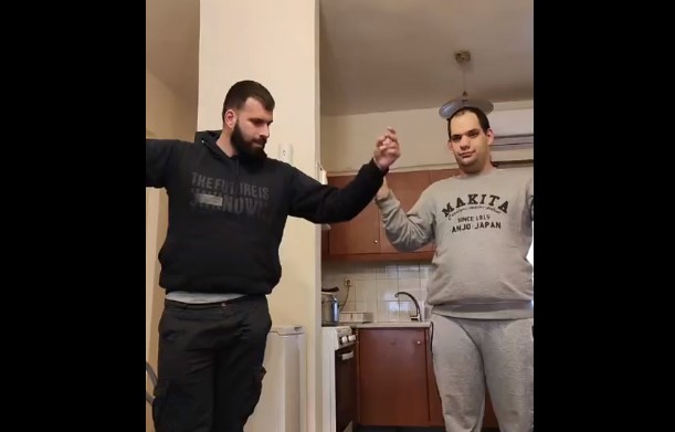 Κρητικός χορεύει με τον αδελφό του και συγκινεί (Video) - Φωτογραφία 1
