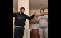 Κρητικός χορεύει με τον αδελφό του και συγκινεί (Video)