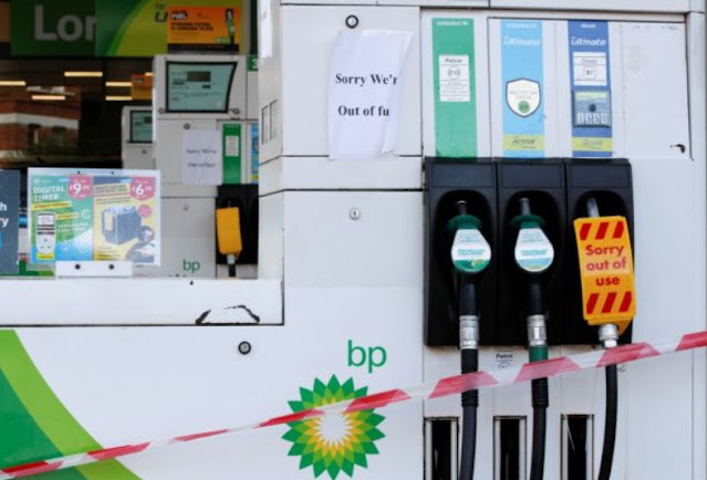 Βρετανία: Απίστευτες ουρές στα βενζινάδικα - Ξεμένουν από καύσιμα - Φωτογραφία 1