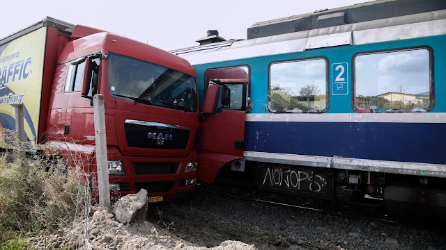 Συναγερμός στη Θεσσαλονίκη: Συγκρούστηκε τρένο με φορτηγό - Φωτογραφία 1
