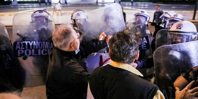 Ένταση στο Σύνταγμα: Χημικά από την αστυνομία στο πανεκπαιδευτικό συλλαλητήριο - Φωτογραφία 1
