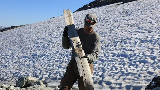 Νορβηγία: Ανακαλύφθηκε το αρχαιότερο ζευγάρι ξύλινων πέδιλων σκι 1.300 ετών - Φωτογραφία 1