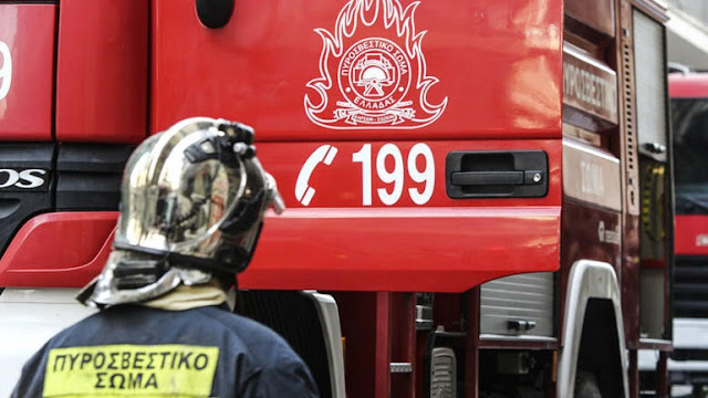 Φωτιά σε απορριμματοφόρο του δήμου Αθηναίων τη νύχτα - Σοβαρές ζημιές σε 11 σταθμευμένα αυτοκίνητα - Φωτογραφία 1