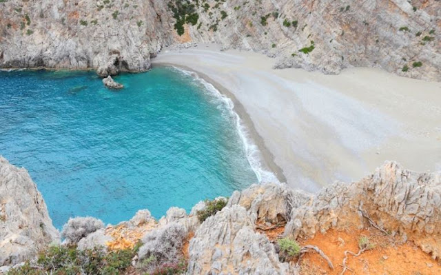 Η μυστική παραλία στην Κρήτη στην άκρη ενός φαραγγιού - Φωτογραφία 1