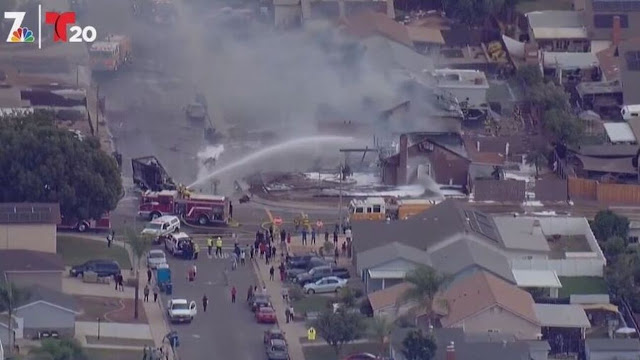 ΗΠΑ: Μικρό αεροσκάφος κατέπεσε στην Καλιφόρνια - Σπίτια τυλίχτηκαν στις φλόγες - Φωτογραφία 1