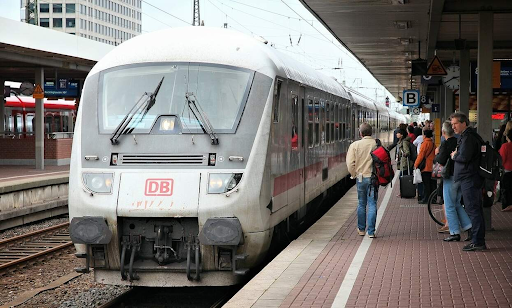 Οι επιβάτες των τρένων στη Γερμανία γλυτώνουν από τις  απεργίες μέχρι το 2023. - Φωτογραφία 1