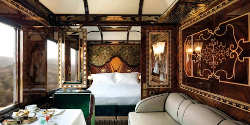 Orient Express: Το τρένο-θρύλος με τα βαγόνια «έργα τέχνης» -Γιατί κάποιοι δίνουν χιλιάδες ευρώ για αυτά τα ταξίδια, οι απίστευτες διαδρομές του. - Φωτογραφία 1