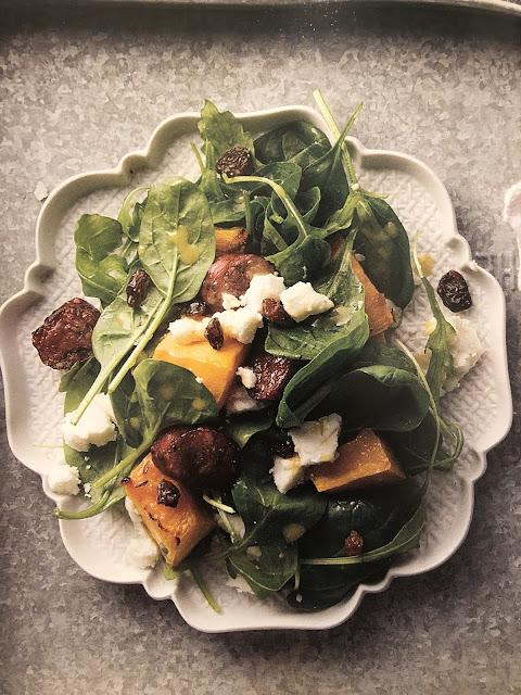 Υγιεινές συνταγές από τον σεφ Παναγιώτη Μουτσόπουλο: Σαλάτα με ψητή κόκκινη κολοκύθα και λουκάνικο - Φωτογραφία 1