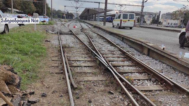 Συνεργείο του ΟΣΕ εργάζεται για την αποκατάσταση των ζημιών μετά από εκτροχιασμό στον Σιδηροδρομικό σταθμό Θεσσαλονίκης. Εικόνες. - Φωτογραφία 1