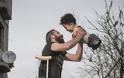 Συγκλονίζει η φωτογραφία της χρονιάς: Ο ακρωτηριασμένος πατέρας και το παιδί του
